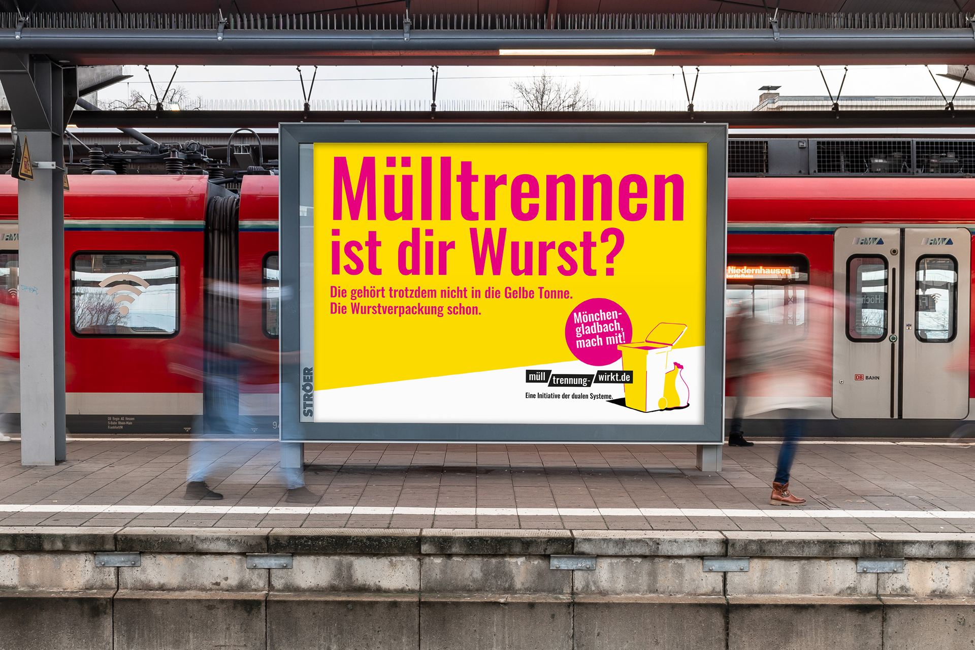 Plakat am Bahnsteig mit der Aufschrift 'Mülltrennen ist dir Wurst?' und Hinweis auf richtige Mülltrennung von Wurstverpackungen