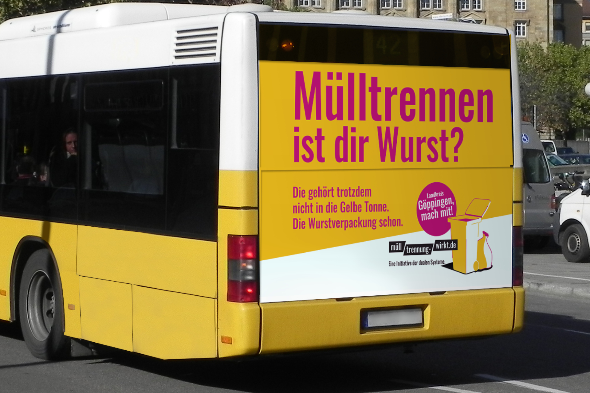 Gelber Stadtbus mit Werbeplakat 'Mülltrennen ist dir Wurst?' und Hinweis auf richtige Mülltrennung auf der Rückseite