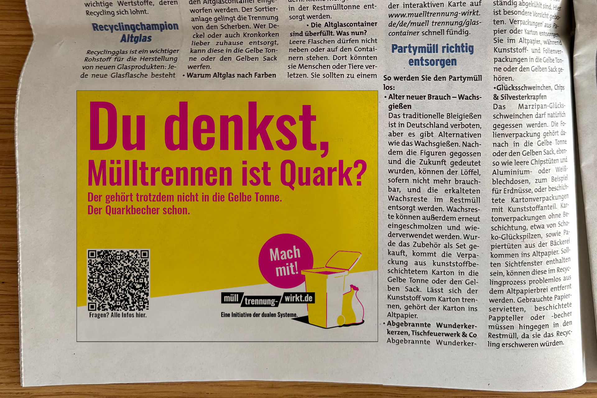 Zeitungsartikel mit großem pinkem Kasten und Text 'Du denkst, Mülltrennen ist Quark? Der gehört trotzdem nicht in die Gelbe Tonne. Der Quarkbecher schon.' Hinweis auf Mülltrennung und Gelbe Tonne